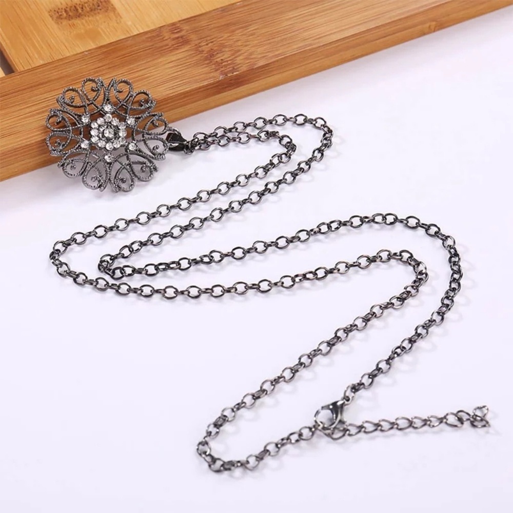 6/$30 New Flower Crystal Pendant Necklace - Picture 2 of 3